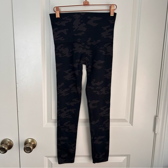 spanx Seamless Shaping Leggings in black camo - Picture 4 of 8